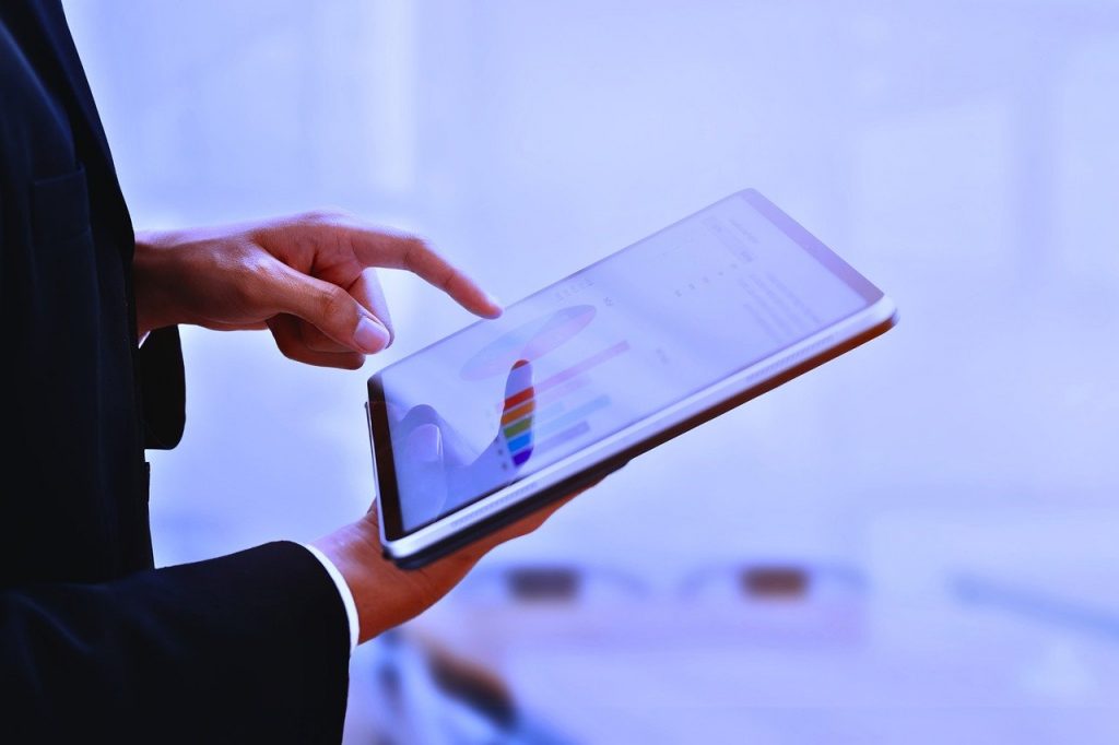 Marktanalyse mit Finger am iPad prüfen