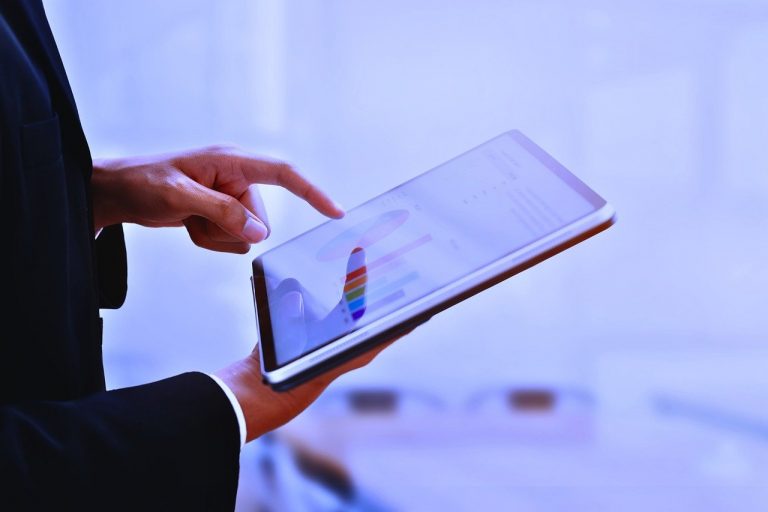 Marktanalyse mit Finger am iPad prüfen