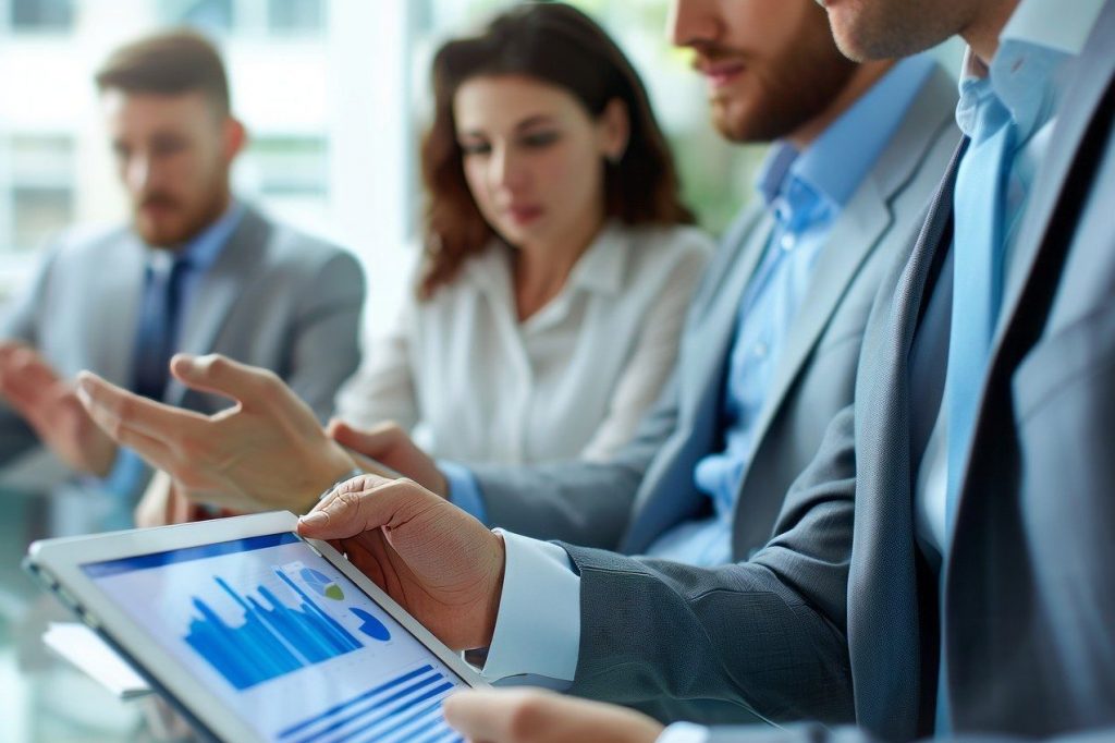 Drei Personen schauen das Ergebnis einer SEO-Analyse am Laptop